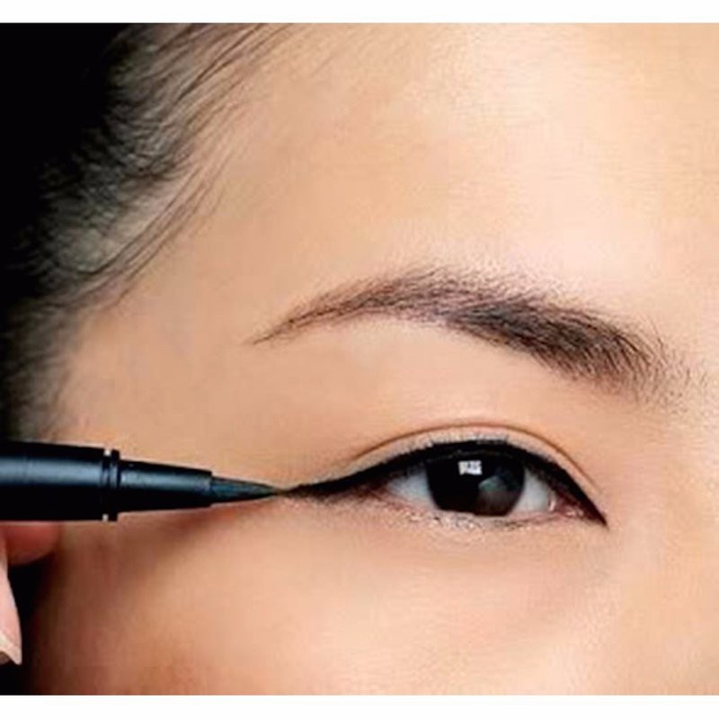 Mách bạn cách trang điểm mắt đẹp tự nhiên - Ảnh 2 Vẽ mắt nước tạo điểm nhấn cho đôi mắt.