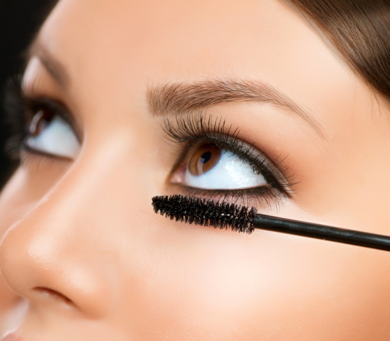 Mách bạn cách trang điểm mắt đẹp tự nhiên - Ảnh 3 Bấm mi và chải mascara hoàn thiện nét đẹp cho đôi mắt
