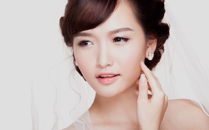 Bạn gái sẽ xinh đẹp và lung linh hơn với cách trang điểm trong suốt - Ảnh 1 Cách trang điểm trong suốt giúp bạn che giấu tuổi tác hiệu quả.