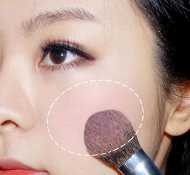 Bạn gái sẽ xinh đẹp và lung linh hơn với cách trang điểm trong suốt - Ảnh 2 Đánh má hồng theo chuyển động tròn.