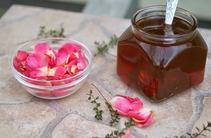 Bỏ túi ngay cách trị môi khô bằng mật ong, cho môi hồng quyến rũ