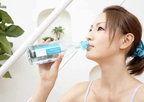 Uống nhiều nước là cách điều trị khô môi hiệu quả