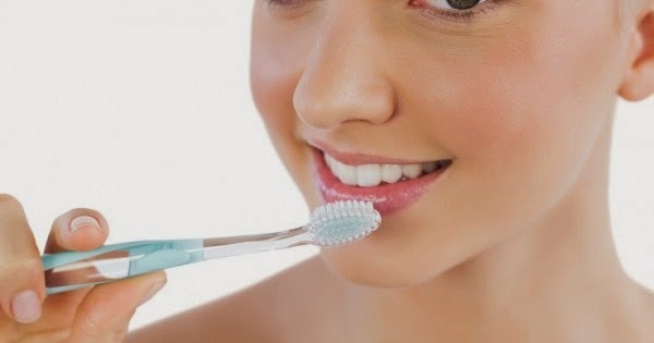 Tẩy da chết môi bằng bàn chải đánh răng mềm giúp sạch lớp da môi bong tróc