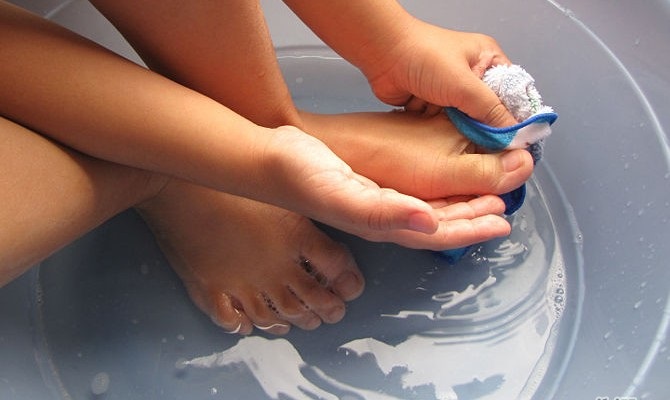 Vệ sinh sạch sẽ hỗ trợ trị nứt gót chân đơn giản và hiệu quả hơn