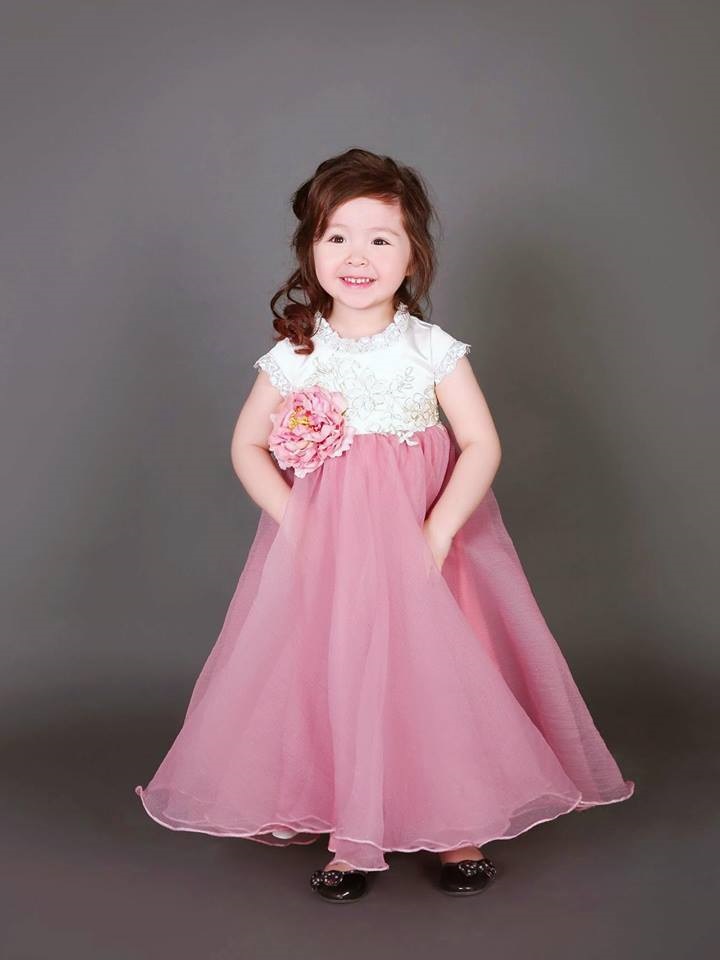 Hình ảnh Cadie Mộc Trà - con gái Elly Trần biểu cảm siêu đáng yêu