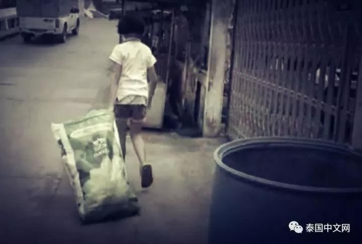 Cảm động: Mẹ dắt em gái bỏ nhà đi, cô bé 7 tuổi nhặt rác nuôi cha bại liệt - Ảnh 3