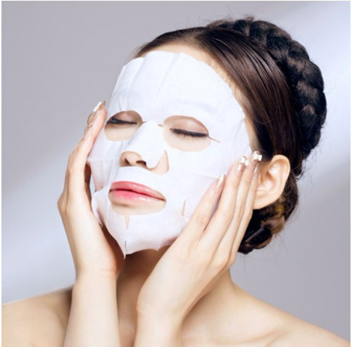 Coi chừng mặt đầy mụn vì đắp mặt nạ sai cách - Ảnh 1 Coi chừng mặt đầy mụn vì <a target='_blank' href='https://www.phunuvagiadinh.vn/dap-mat-na-sai-cach.topic'>đắp mặt nạ sai cách</a>
