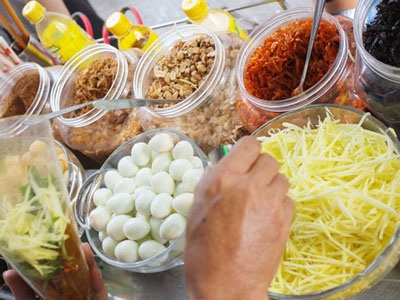 Sự thật đáng sợ đằng sau món bánh tráng trộn vỉa hè - Ảnh 3 Sự thật đáng sợ đằng sau món bánh tráng trộn vỉa hè - Ảnh 3