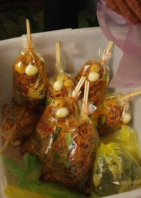 Sự thật đáng sợ đằng sau món bánh tráng trộn vỉa hè - Ảnh 4 Sự thật đáng sợ đằng sau món bánh tráng trộn vỉa hè - Ảnh 4
