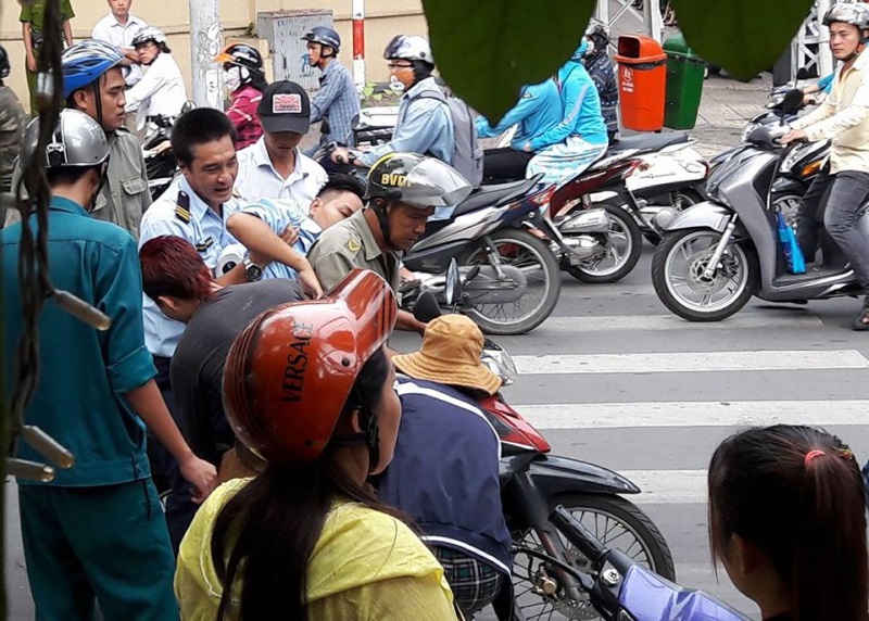 Đang làm việc, bảo vệ trẻ bị cành cây đổ xuống phải đi cấp cứu - Ảnh 1 Đang làm việc, bảo vệ trẻ bị cành cây đổ xuống phải đi cấp cứu - Ảnh 1