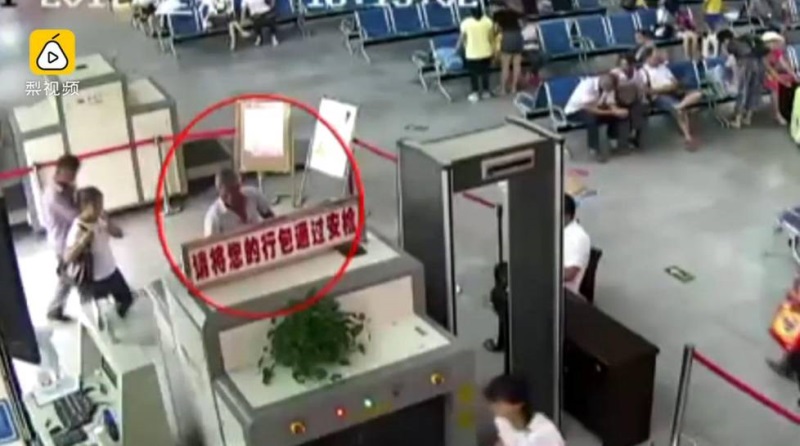 Người đàn ông thản nhiên mang cánh tay người bị chặt rời trong hành lý, ai cũng sốc khi biết nguyên nhân - Ảnh 2 Người đàn ông thản nhiên mang cánh tay người bị chặt rời trong hành lý, ai cũng sốc khi biết nguyên nhân - Ảnh 2