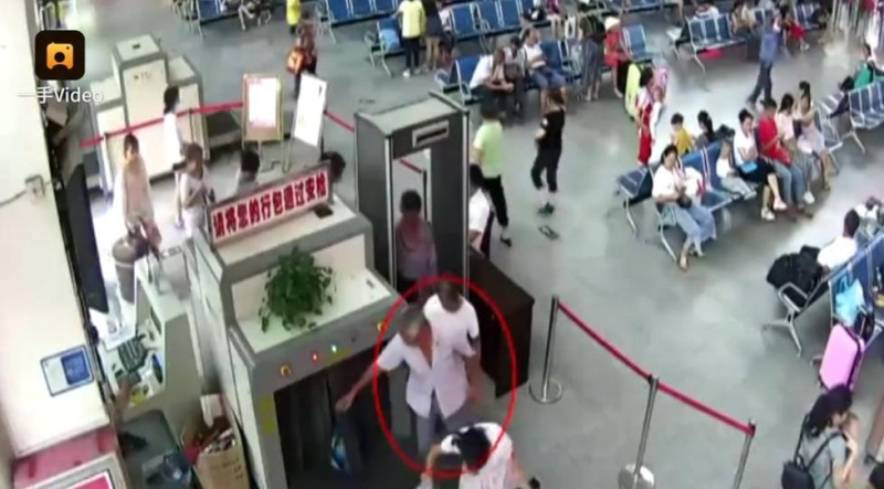 Người đàn ông thản nhiên mang cánh tay người bị chặt rời trong hành lý, ai cũng sốc khi biết nguyên nhân - Ảnh 4 Người đàn ông thản nhiên mang cánh tay người bị chặt rời trong hành lý, ai cũng sốc khi biết nguyên nhân - Ảnh 4