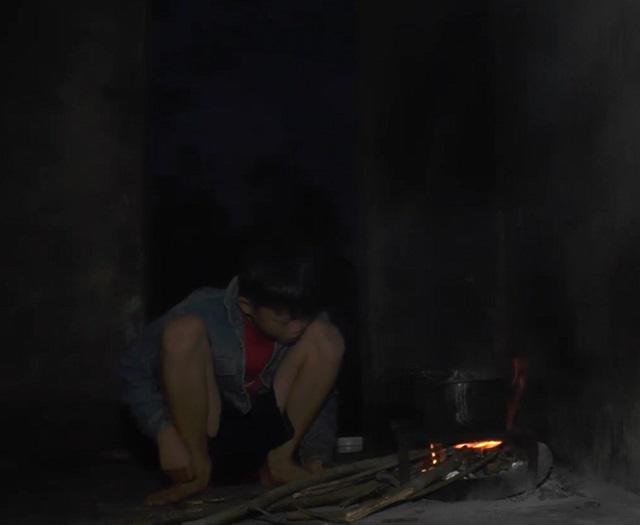 Cậu bé 9 tuổi sống một mình giữa mộ bia suốt 2 năm: 'Mẹ đã về và hứa không đi nữa, con vui lắm' - Ảnh 1 Cậu bé 9 tuổi sống một mình giữa mộ bia suốt 2 năm: 'Mẹ đã về và hứa không đi nữa, con vui lắm' - Ảnh 1