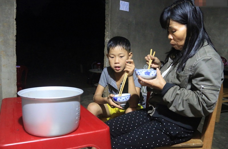 Cậu bé 9 tuổi sống một mình giữa mộ bia suốt 2 năm: 'Mẹ đã về và hứa không đi nữa, con vui lắm' - Ảnh 5 Cậu bé 9 tuổi sống một mình giữa mộ bia suốt 2 năm: 'Mẹ đã về và hứa không đi nữa, con vui lắm' - Ảnh 5