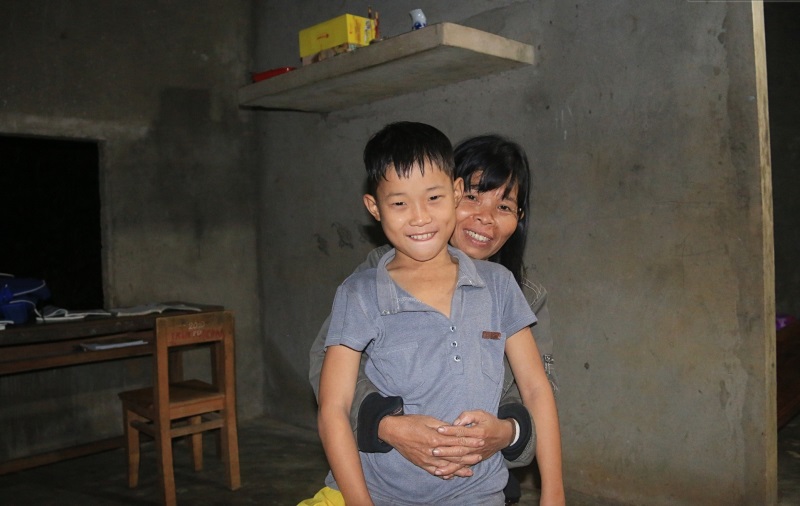 Cậu bé 9 tuổi sống một mình giữa mộ bia suốt 2 năm: 'Mẹ đã về và hứa không đi nữa, con vui lắm' - Ảnh 4 Cậu bé 9 tuổi sống một mình giữa mộ bia suốt 2 năm: 'Mẹ đã về và hứa không đi nữa, con vui lắm' - Ảnh 4