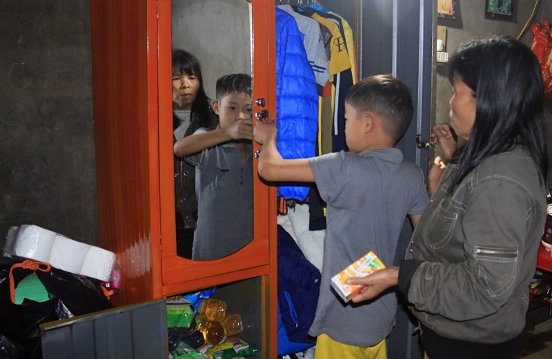 Cậu bé 9 tuổi sống một mình giữa mộ bia suốt 2 năm: 'Mẹ đã về và hứa không đi nữa, con vui lắm' - Ảnh 6 Cậu bé 9 tuổi sống một mình giữa mộ bia suốt 2 năm: 'Mẹ đã về và hứa không đi nữa, con vui lắm' - Ảnh 6