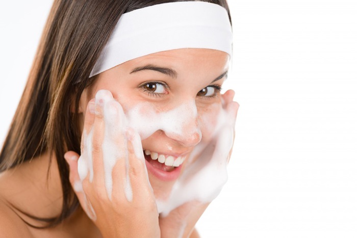 Vệ sinh làn da sạch sẽ - Yếu tố đầu tiên cần thực hiện để chăm sóc da mặt nhờn hiệu quả 