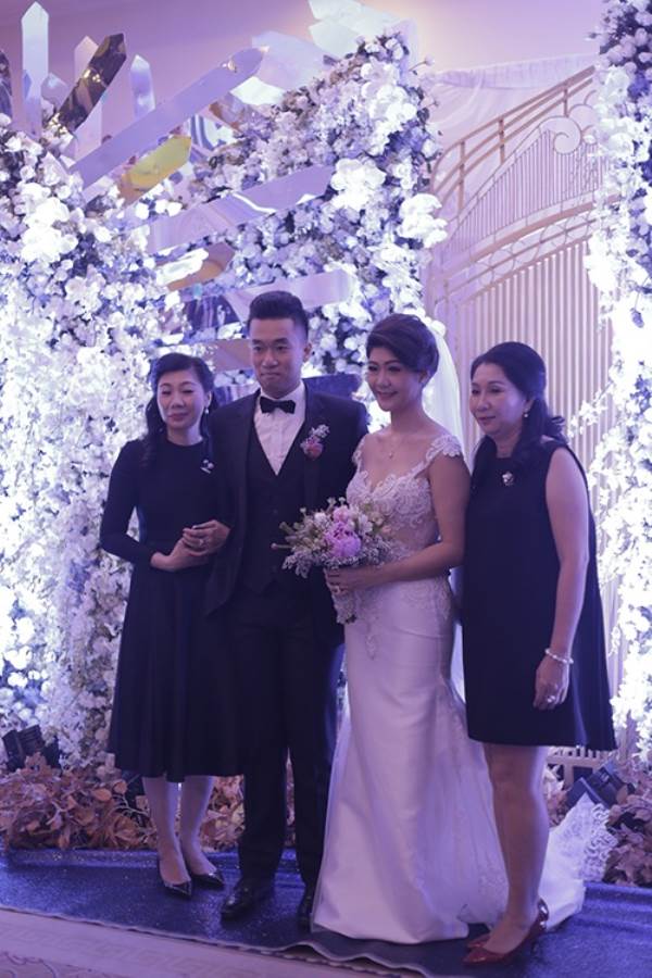 Lộ chân dung chồng mới cưới của nữ cơ trưởng Vietnam Airlines, 'phong độ' không kém Trương Thế Vinh - Ảnh 1