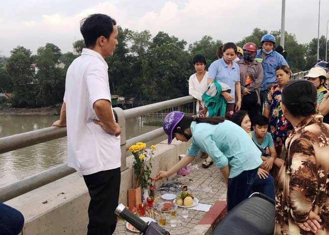 Thanh niên bỏ bạn gái trên cầu rồi bất ngờ gieo mình xuống sông Sài Gòn mất tích: Nhiều người nghi do tự tử - Ảnh 1