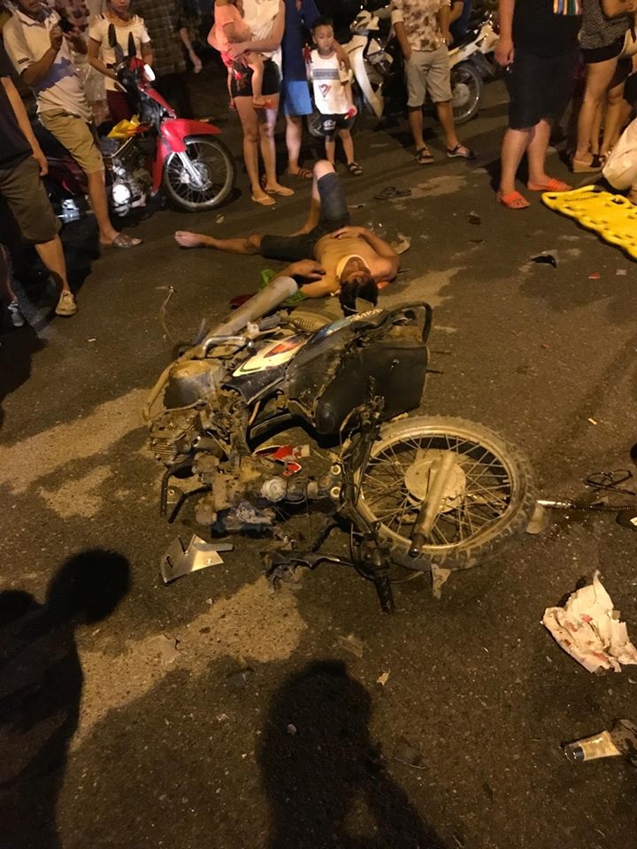 Chở vợ mang bầu bị 2 thanh niên say rượu tông phải, chồng tha thiết cầu xin: 'Các cô ơi, cứu vợ cháu với' ! - Ảnh 1 Chở vợ mang bầu bị 2 thanh niên say rượu tông phải, chồng tha thiết cầu xin: 'Các cô ơi, cứu vợ cháu với' ! - Ảnh 1