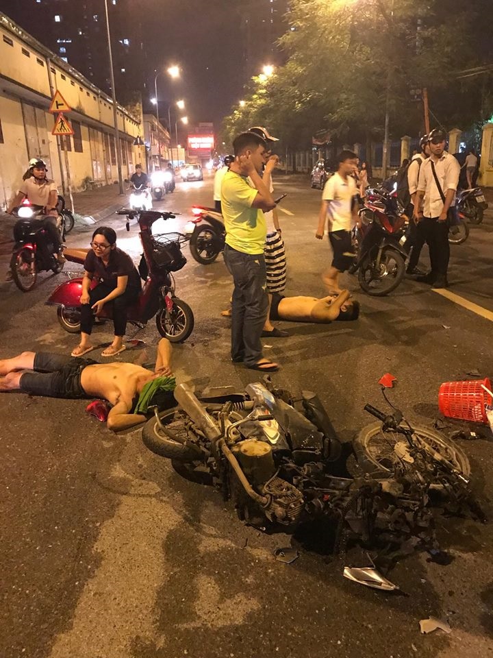 Chở vợ mang bầu bị 2 thanh niên say rượu tông phải, chồng tha thiết cầu xin: 'Các cô ơi, cứu vợ cháu với' ! - Ảnh 3 Chở vợ mang bầu bị 2 thanh niên say rượu tông phải, chồng tha thiết cầu xin: 'Các cô ơi, cứu vợ cháu với' ! - Ảnh 3