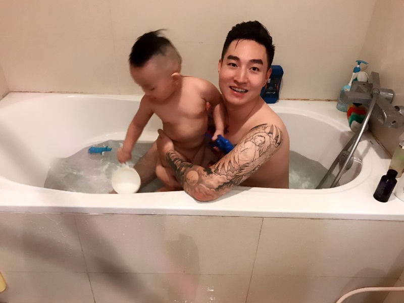 Phát ghen với anh chồng 'soái ca' làm hết việc nhà giúp vợ - Ảnh 4 Phát ghen với anh chồng 'soái ca' làm hết việc nhà giúp vợ - Ảnh 4
