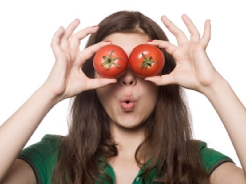 Đắp cà chua lên mắt giúp chữa thâm quầng mắt lâu dài nhất