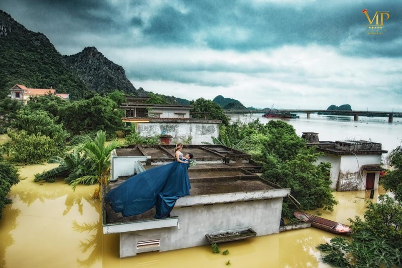 Giữa trận mưa lũ lịch sử, nước ngập sâu mấy mét, cặp đôi trẻ Ninh Bình vô tư leo lên nóc nhà để...chụp ảnh cưới - Ảnh 1