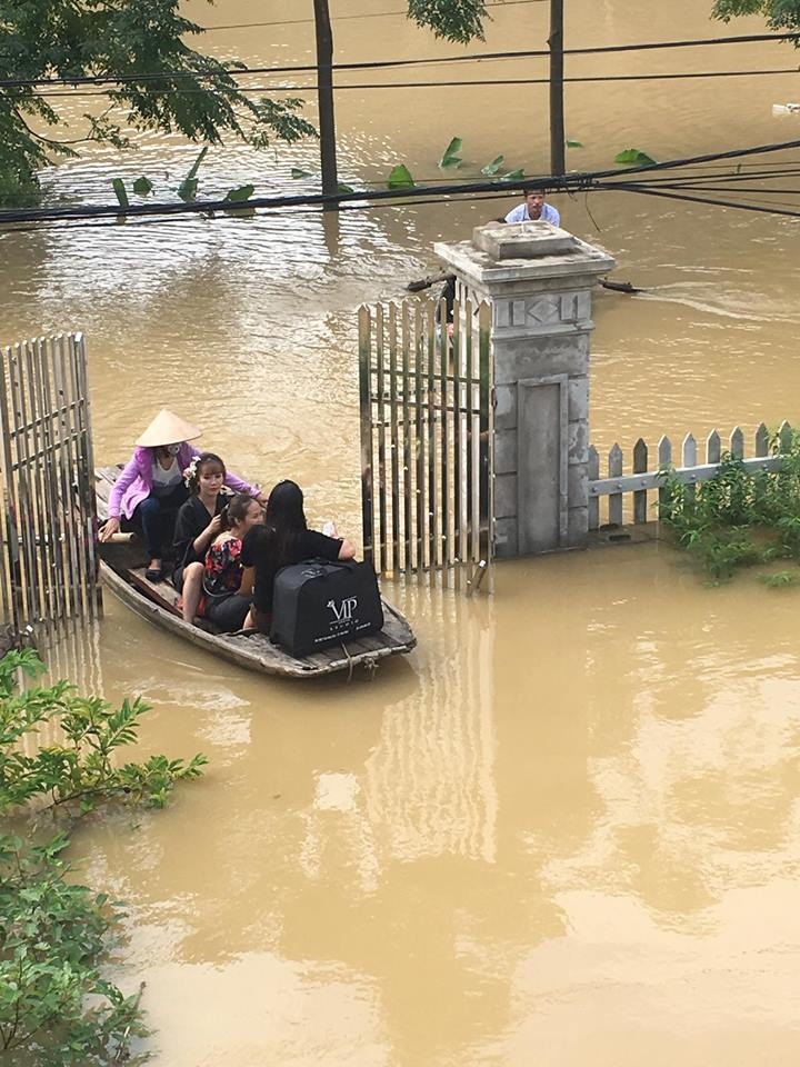 Giữa trận mưa lũ lịch sử, nước ngập sâu mấy mét, cặp đôi trẻ Ninh Bình vô tư leo lên nóc nhà để...chụp ảnh cưới - Ảnh 4