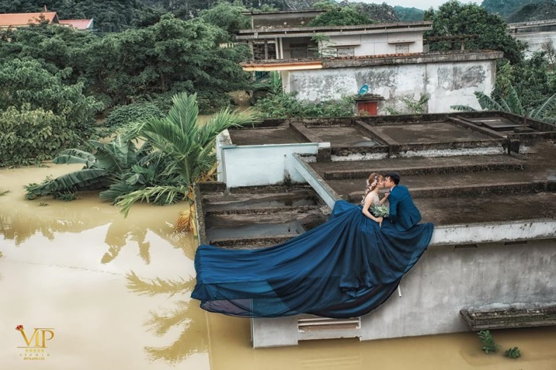 Giữa trận mưa lũ lịch sử, nước ngập sâu mấy mét, cặp đôi trẻ Ninh Bình vô tư leo lên nóc nhà để...chụp ảnh cưới - Ảnh 2
