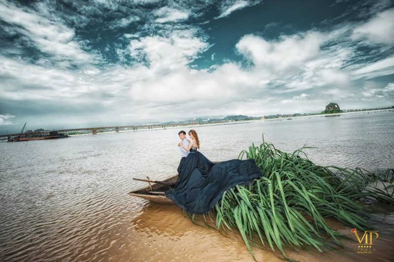 Giữa trận mưa lũ lịch sử, nước ngập sâu mấy mét, cặp đôi trẻ Ninh Bình vô tư leo lên nóc nhà để...chụp ảnh cưới - Ảnh 3
