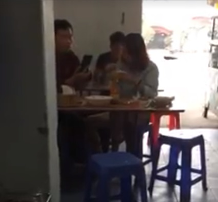 Clip: Chàng trai ngồi lướt điện thoại, người yêu đút ăn như con - Ảnh 1 Clip: Chàng trai ngồi lướt điện thoại, người yêu đút ăn như con - Ảnh 1