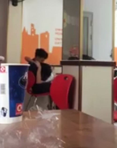 Clip: Chàng trai ngồi lướt điện thoại, người yêu đút ăn như con - Ảnh 3 Clip: Chàng trai ngồi lướt điện thoại, người yêu đút ăn như con - Ảnh 3