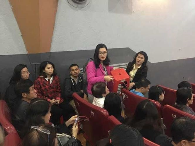 'Cô Ba Sài Gòn' hút khách sau khi bị livestream trái phép: Khán giả chật kín, phải ngồi ghế phụ - Ảnh 3