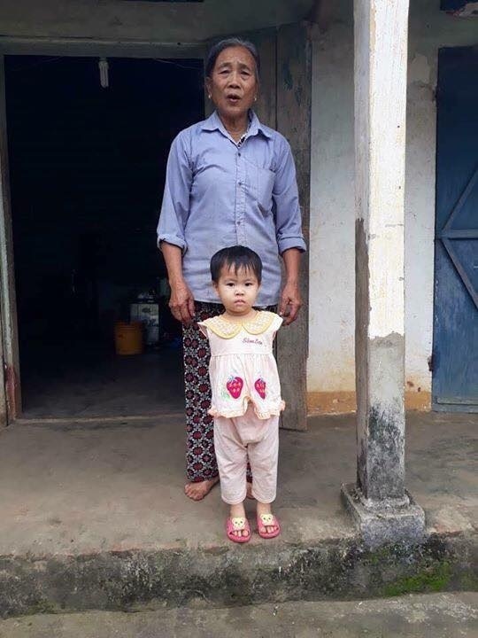 Cô bé 'chim cánh cụt' ngây ngô hỏi: 'Bà ngoại ơi, tay cháu đâu rồi? Bà lắp tay vào cho cháu tự xúc cơm ăn đi' - Ảnh 2 Cô bé 'chim cánh cụt' ngây ngô hỏi: 'Bà ngoại ơi, tay cháu đâu rồi? Bà lắp tay vào cho cháu tự xúc cơm ăn đi' - Ảnh 2