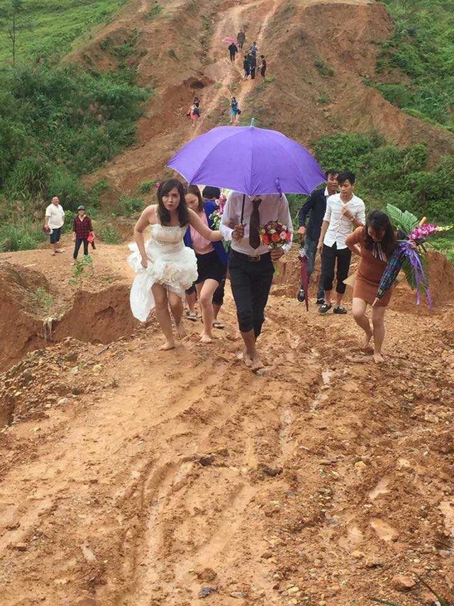 Cô dâu hot nhất mạng xã hội hôm nay: Dù phải chân trần lội bùn, vượt núi về nhà chồng nhưng trên môi không tắt nụ cười - Ảnh 2 Cô dâu hot nhất mạng xã hội hôm nay: Dù phải chân trần lội bùn, vượt núi về nhà chồng nhưng trên môi không tắt nụ cười - Ảnh 2