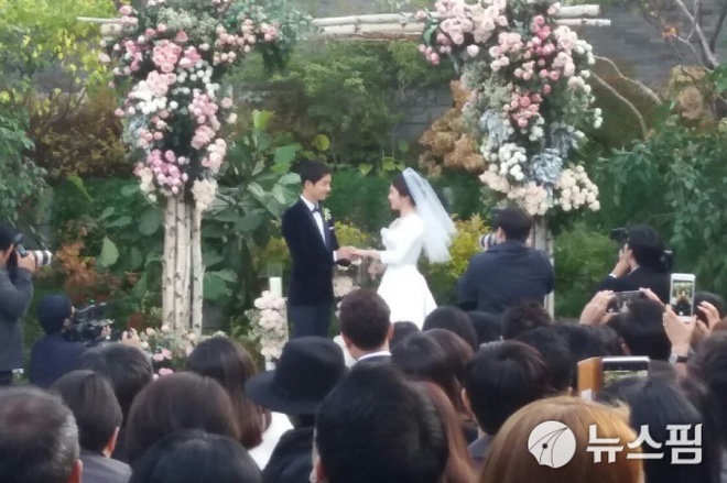 Giây phút Song Joong Ki - Song Hye Kyo hôn nhau trong đám cưới