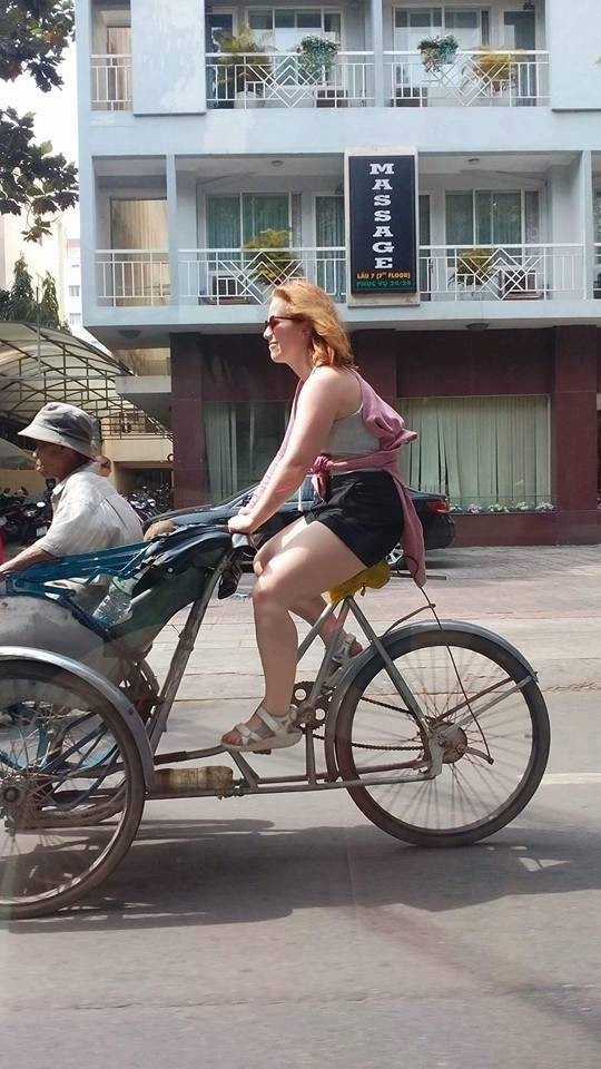 Hình ảnh đẹp: Thấy bác xích lô già yếu, cô gái Tây chở ông đi dạo khắp đường phố Sài Gòn
