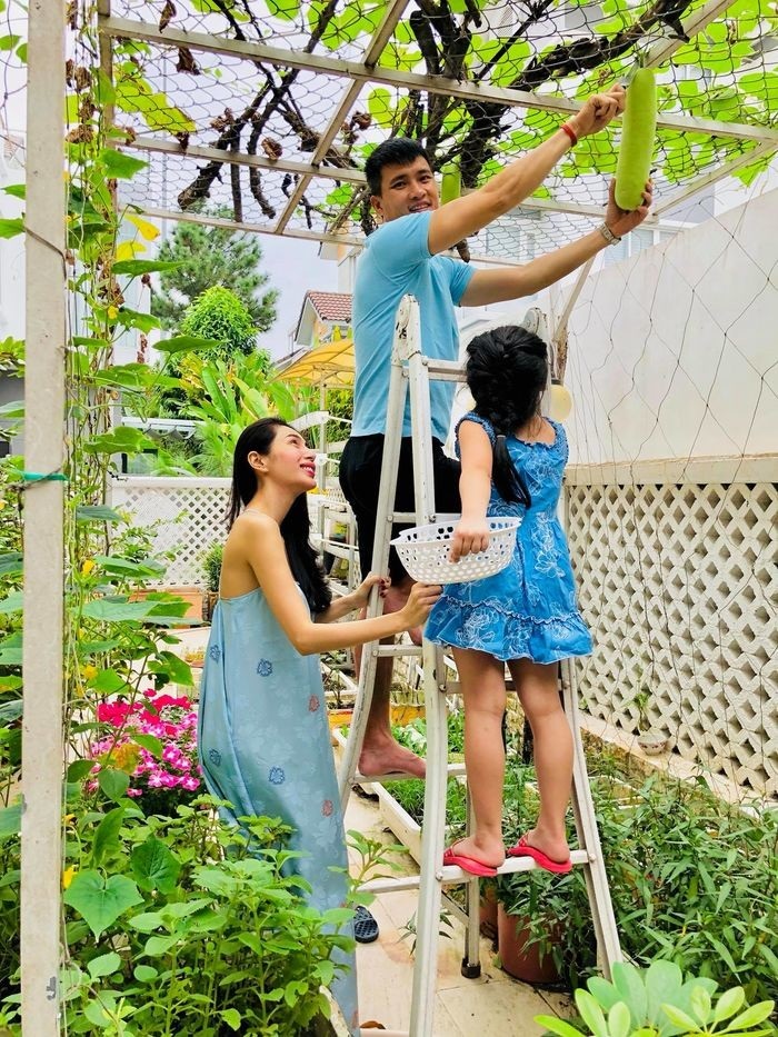 Chưa một lần công khai mặt con gái, Thủy Tiên lần đầu tiết lộ lý do chỉ đăng ảnh bé Bánh Gạo từ sau lưng - Ảnh 3 Chưa một lần công khai mặt con gái, Thủy Tiên lần đầu tiết lộ lý do chỉ đăng ảnh bé Bánh Gạo từ sau lưng - Ảnh 3