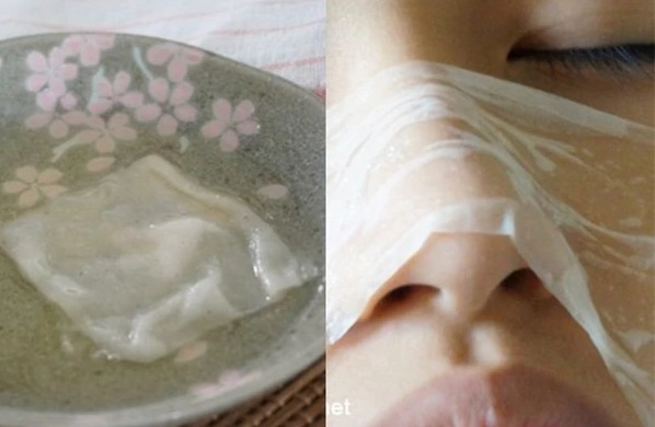 Dùng bông tẩy trang thấm lotion dưỡng da - Ảnh: Internet