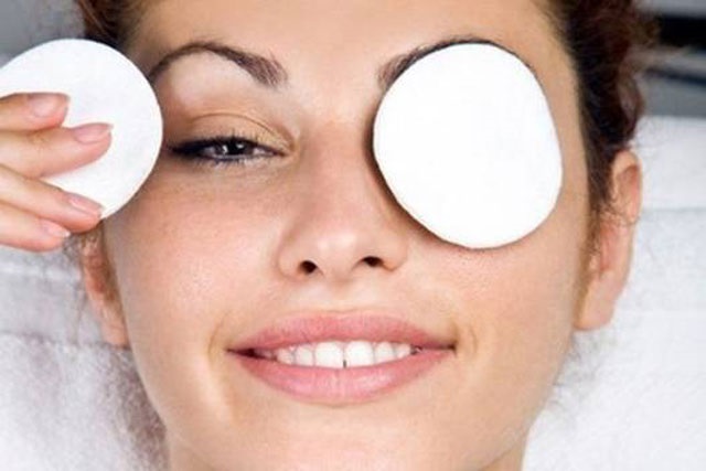 Công thức chăm sóc da với nước hoa hồng này còn giúp giảm bọng mắt vô cùng hiệu quả