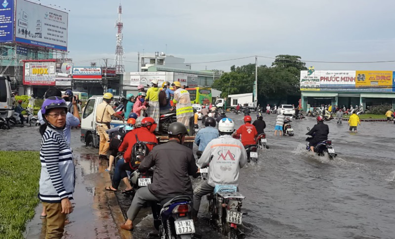 Hình ảnh ấm lòng ngày mưa: CSGT chở xe chết máy giúp người dân Sài Gòn thoát khỏi đường ngập sâu - Ảnh 2
