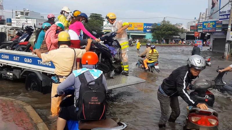 Hình ảnh ấm lòng ngày mưa: CSGT chở xe chết máy giúp người dân Sài Gòn thoát khỏi đường ngập sâu - Ảnh 3