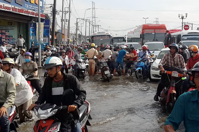 Hình ảnh ấm lòng ngày mưa: CSGT chở xe chết máy giúp người dân Sài Gòn thoát khỏi đường ngập sâu - Ảnh 1