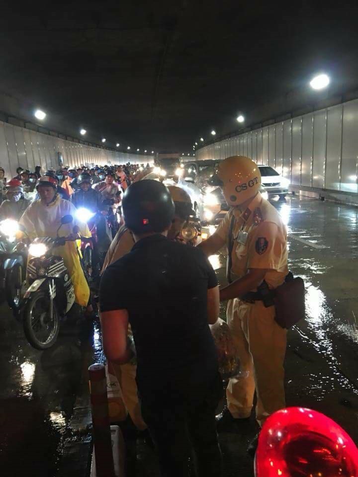Cảm động hình ảnh CSGT phát áo mưa cho dân đêm trung thu tại HCM