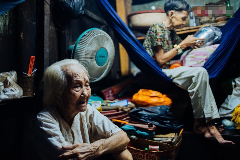 Thương cảm: Cụ bà 92 tuổi suốt 60 năm bán bánh sùng, nhặt ve chai nuôi con gái tâm thần - Ảnh 1 Thương cảm: Cụ bà 92 tuổi suốt 60 năm bán bánh sùng, nhặt ve chai nuôi con gái tâm thần - Ảnh 1