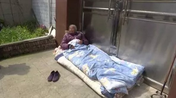Cụ bà 82 tuổi ở Trung Quốc bị con út đuổi ra khỏi nhà