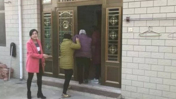 Cụ bà 82 tuổi ở Trung Quốc bị con út đuổi ra khỏi nhà