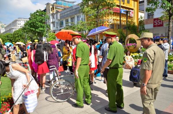 Nhiều người bị cướp giật iPhone ở đường hoa Nguyễn Huệ - Ảnh 1