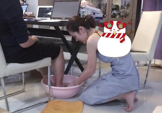 Cận ngày 8/3, bức ảnh nữ doanh nhân xinh đẹp rửa chân cho chồng 'vì nghĩa' khiến dân mạng xôn xao - Ảnh 1